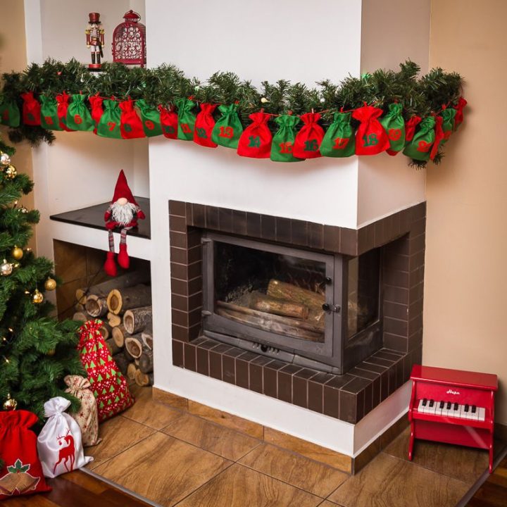 Calendario dell'Avvento sacchetti di iuta 12 x 15 cm - verdi e rossi + numeri verdi e rossi Sacchetti di juta