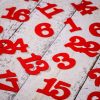 Calendario dell'Avvento sacchetti di iuta 12 x 15 cm - verdi e rossi + numeri verdi e rossi Applicazione
