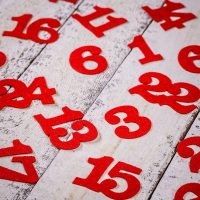 Calendario dell'Avvento sacchetti di iuta 12 x 15 cm - verdi e rossi + numeri verdi e rossi Applicazione