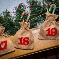 Calendario dell'Avvento sacchetti di iuta 12 x 15 cm: marroni chiari + numeri rossi Tutti i prodotti