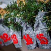 Calendario dell’Avvento sacchetti di iuta 12 x 15 cm - grigi + numeri rossi Feste e occasioni speciali