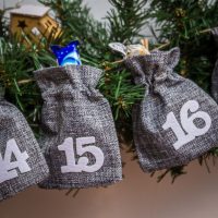 Calendario dell’Avvento sacchetti di iuta 12 x 15 cm - grigi + numeri bianchi Feste e occasioni speciali