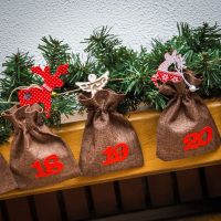 Calendario dell’Avvento sacchetti di iuta 13 x 18 cm: scuro naturale + numeri bianchi Feste e occasioni speciali