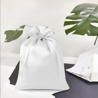 Sacco in raso 22 x 30 cm - bianco Festa della Donna