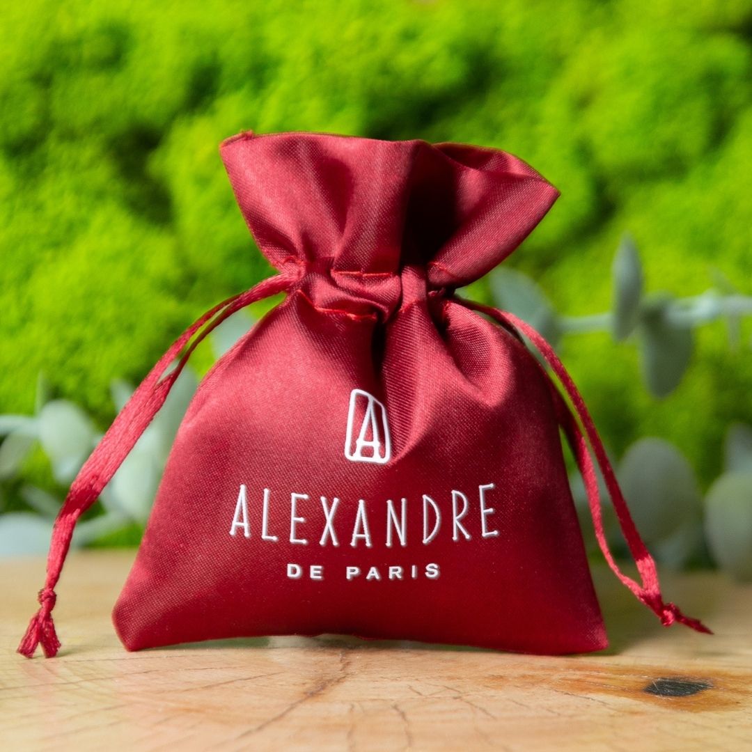 Sacchetto in raso rosso con logo Alexandre de Paris, con chiusura a coulisse.