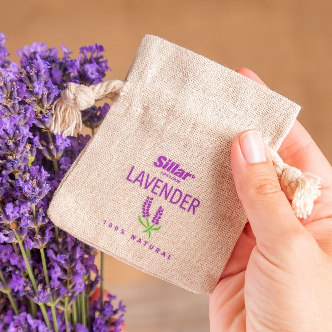 Sacchetto in cotone con stampa di lavanda viola, tenuto in mano.