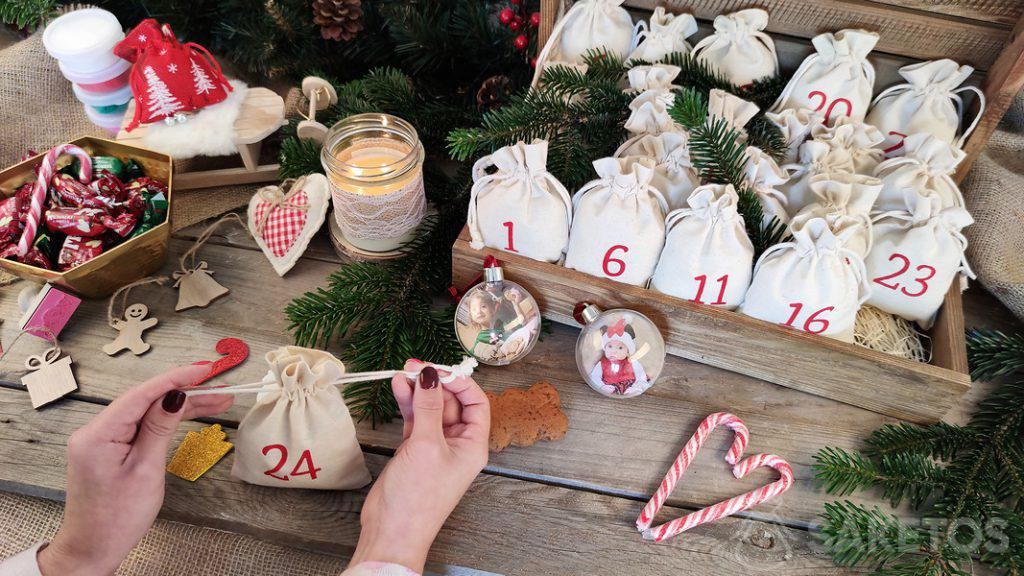 Ti manca lo spazio per appendere una ghirlanda natalizia fatta di sacchetti? Crea un calendario dell'Avvento in un scrigno o una scatola.