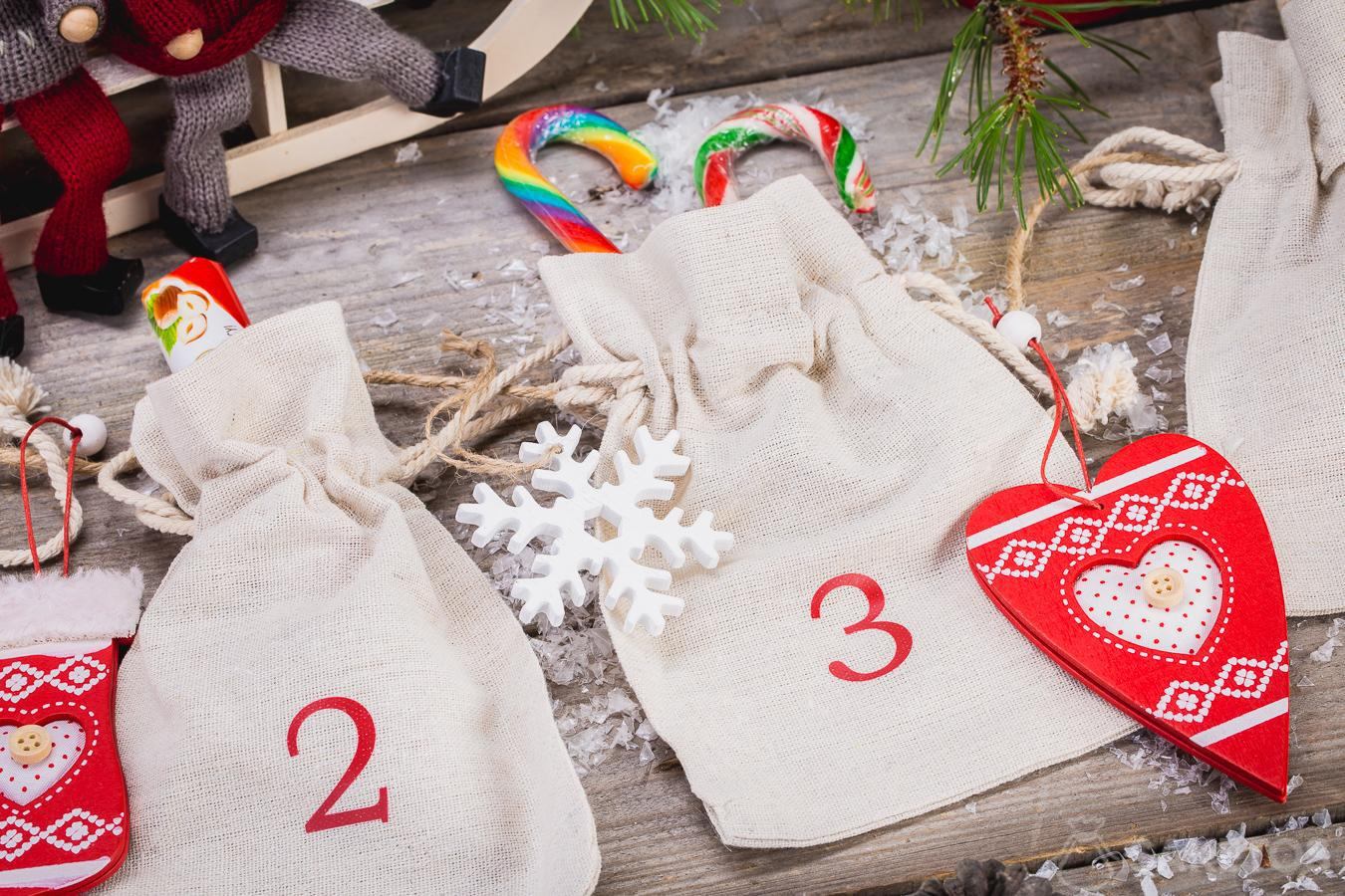 Puoi mettere dolci, decorazioni natalizie, gadget aziendali o campioni di prodotti in sacchetti di lino che compongono il calendario dell'Avvento!