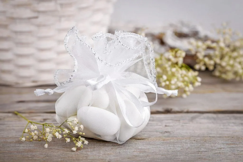 Una borsa di organza rotonda per la Santa Comunione