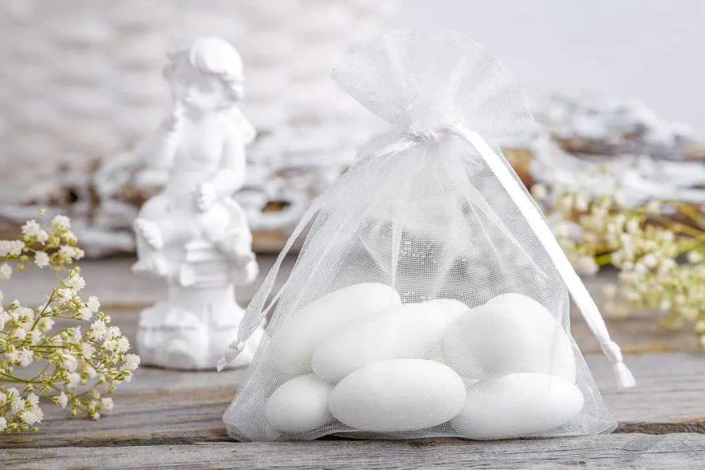 Una borsa di organza bianca per la Santa Comunione