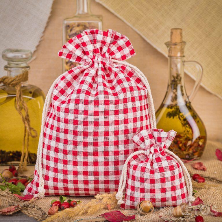 Gli eleganti sacchetti di lino a quadretti rossi sono un'ottima decorazione per il ripiano della cucina o una mensola