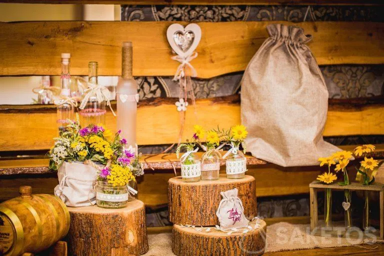Sacchetti decorativi in stile rustico per il tavolo del ricevimento di nozze.