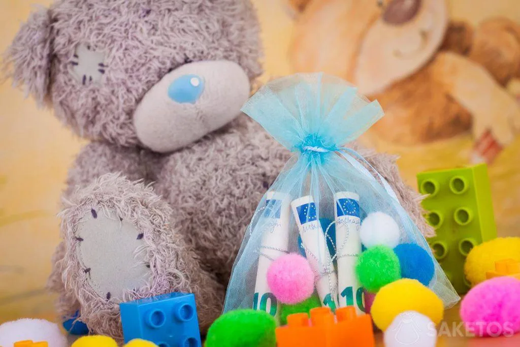 Un orsacchiotto che tiene in mano un sacchetto di denaro per un bambino