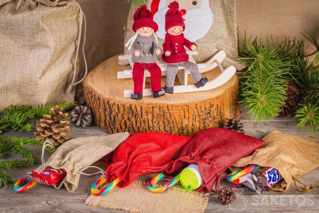 Nei sacchetti di tessuto si possono impacchettare dolci per Natale