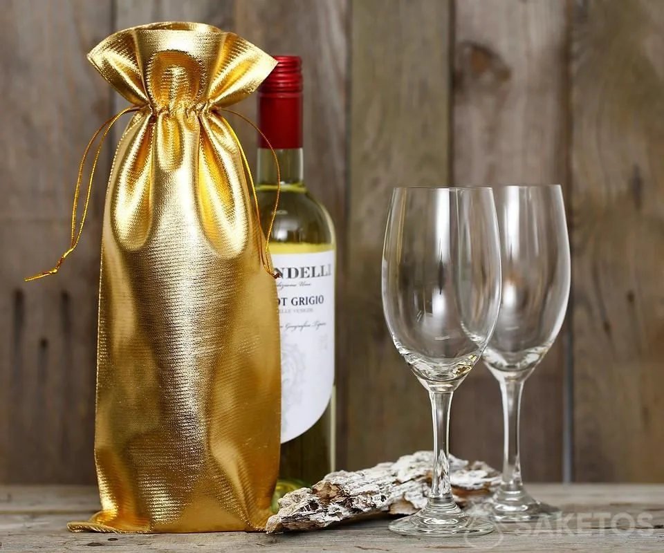 Una bottiglia di vino avvolta in un sacchetto metallico dorato