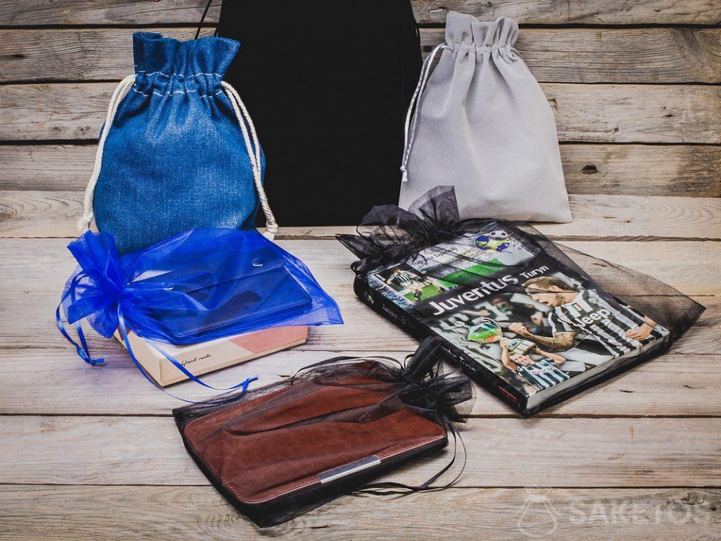 Borse in denim, velluto e organza sono la confezione perfetta per i regali da uomo