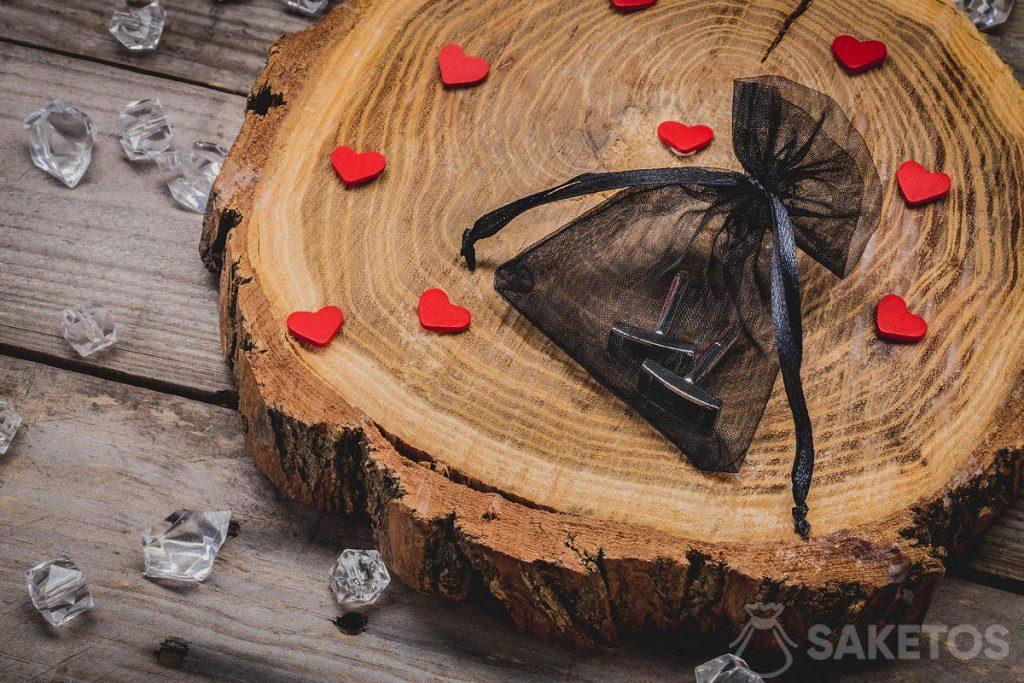 Gioielli da uomo in una borsa di organza nera