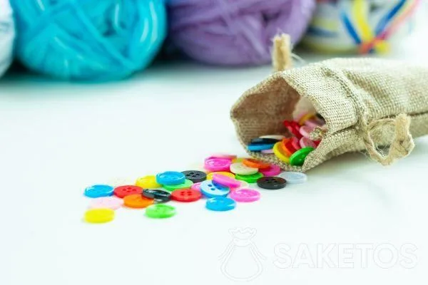 Bottoncini colorati in un sacchetto di iuta