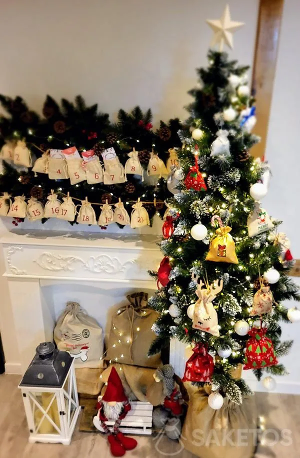 addobbi per l'albero di Natale con regali