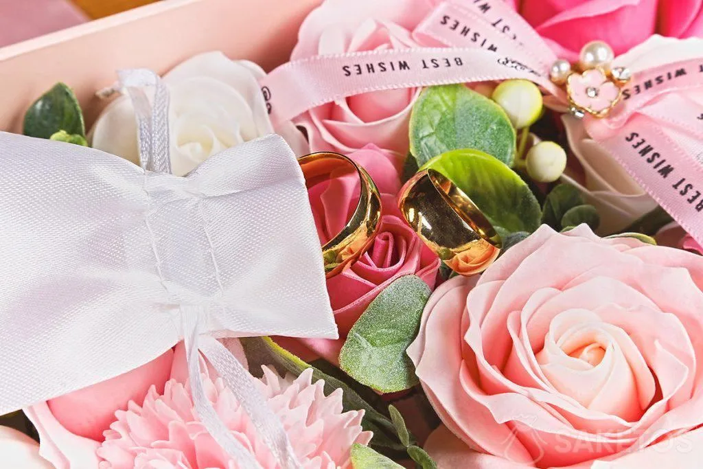 Scatola per anelli con fiori