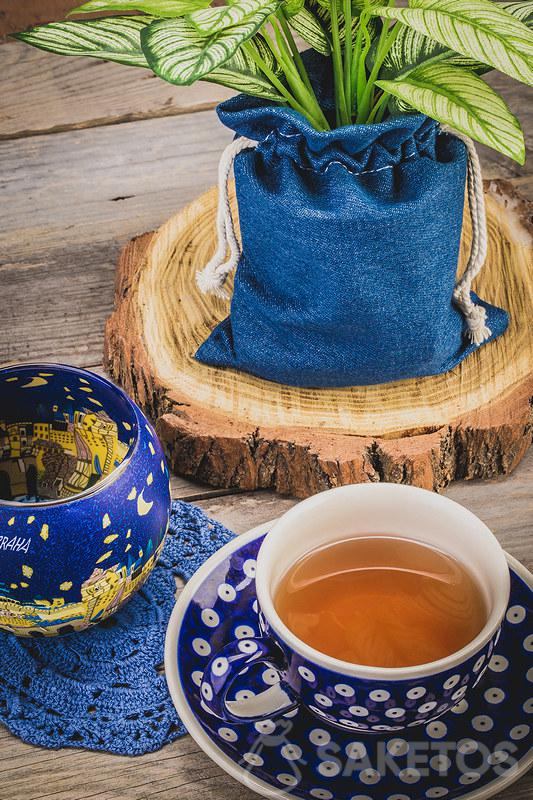 Tazzina di tè in ceramica e sacchetto di jeans per vasi