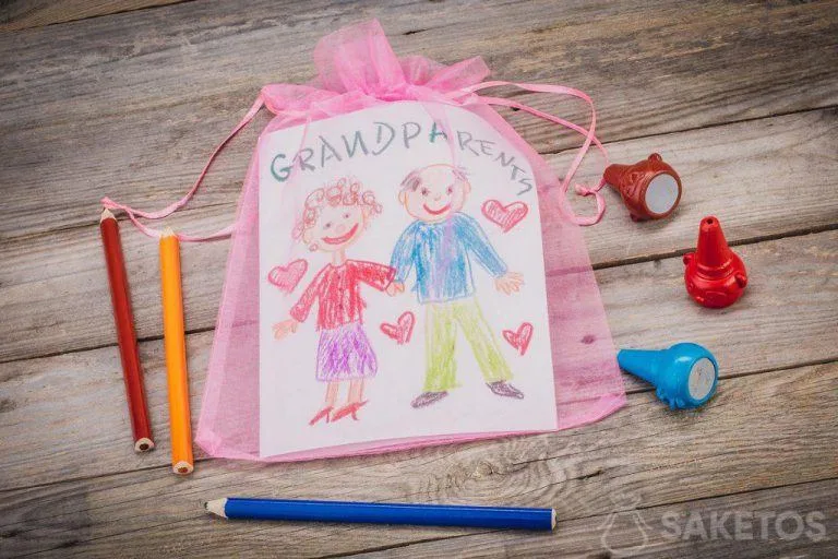 Regalo - biglietto di auguri per i nonni confezionato in un sacchetto di organza