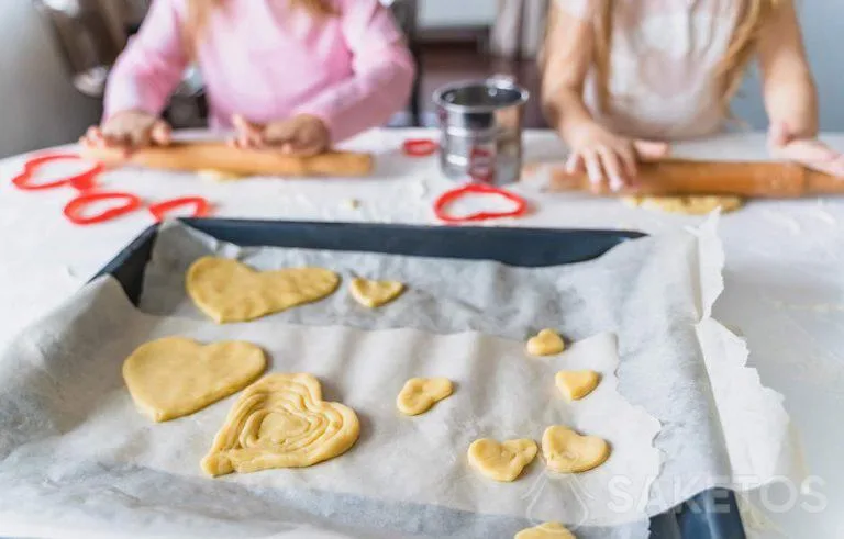 Biscotti a forma di cuore preparati dai nipoti per la nonna e il nonno