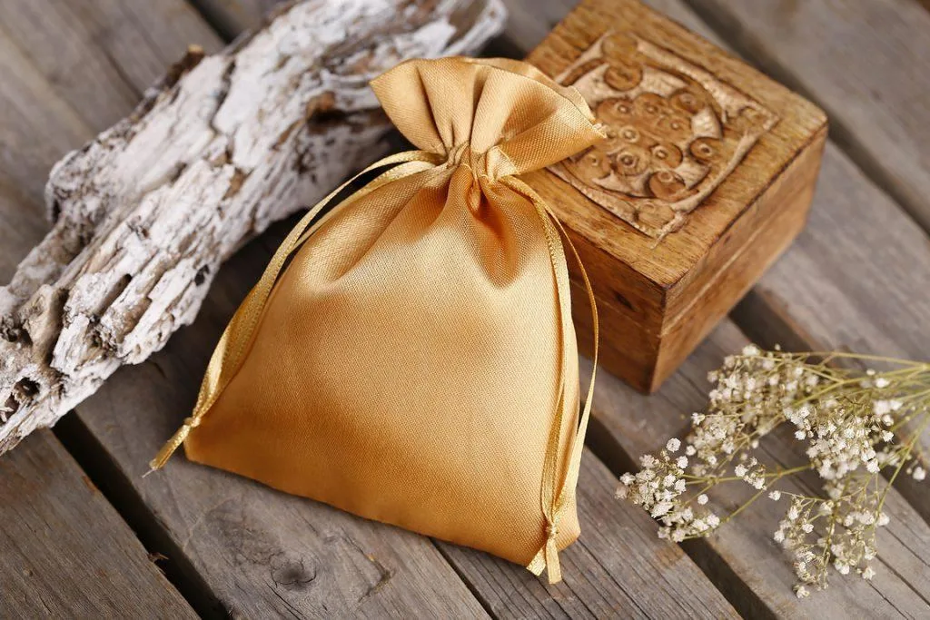Sacchetto di raso di colore oro come confezione regalo