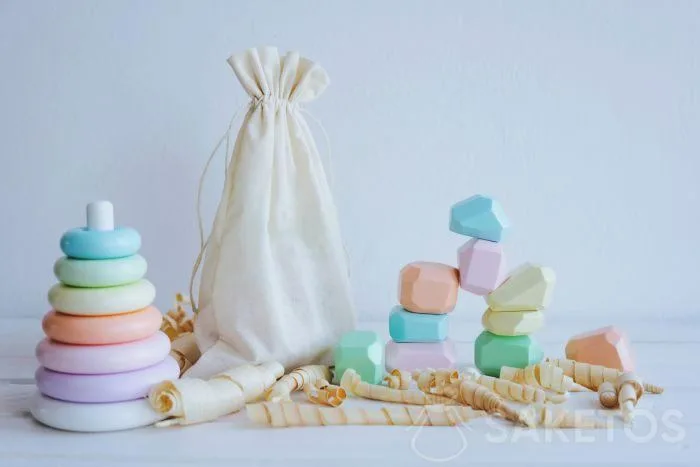 Aiuti in stile Montessori in un eco-sacchetto di lino
