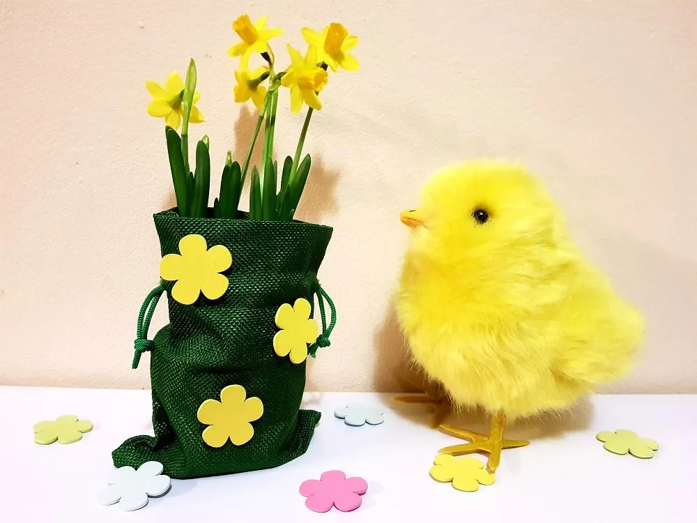 Sacchetto di Pasqua decorato con fiori adesivi