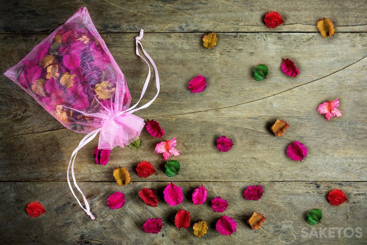 Nei sacchetti di organza si possono conservare erbe profumate