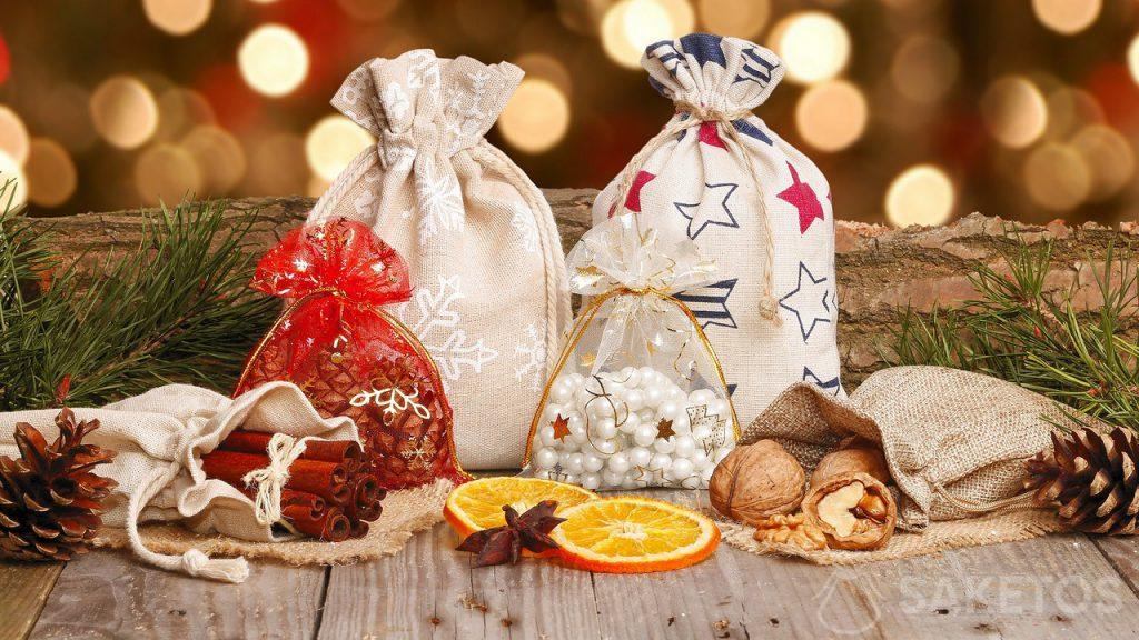 Sacchetti natalizi in tessuto per regali di Natale