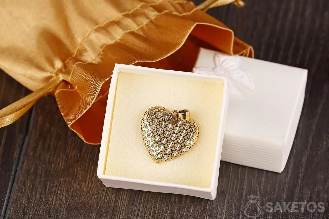 Sacchetto dorato di raso come confezione per gioielli