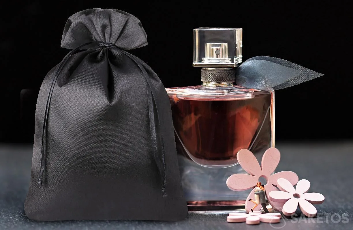 Elegante sacchetto di raso nero per profumi