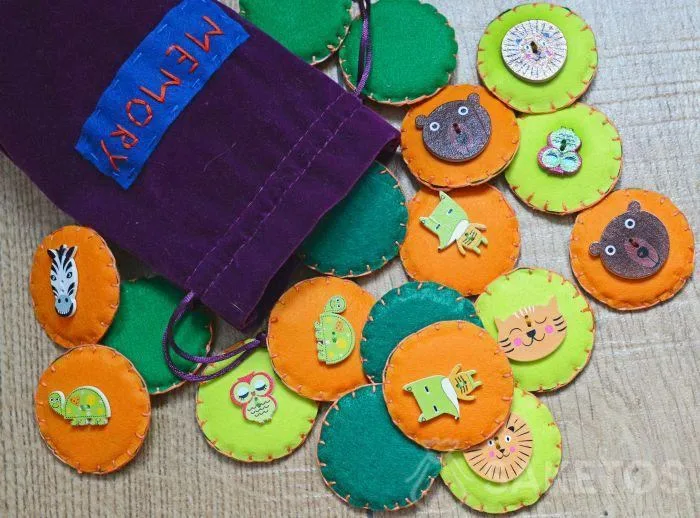 Memory di feltro in un sacchetto di velluto
