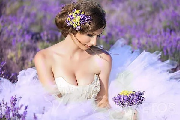 Sposa con bouquet di lavanda