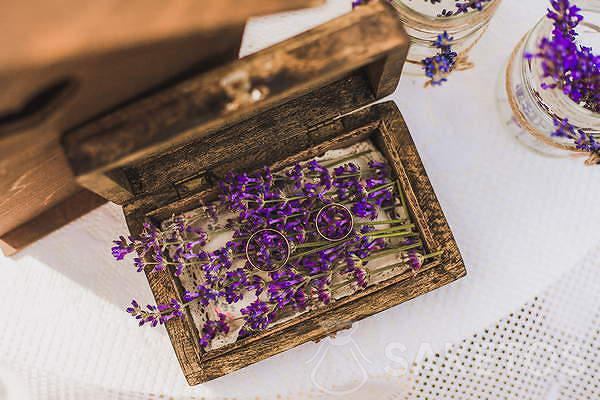 Fedi nuziali su fiori di lavanda