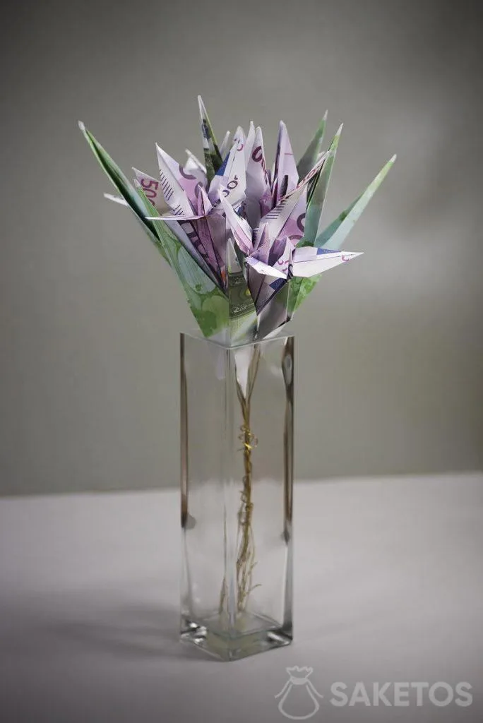 Un'idea originale per regalare denaro: un mazzo di banconote origami.