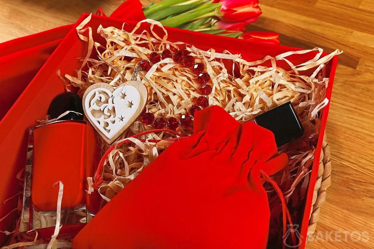 Un regalo in occasione della Festa della Donna per la tua amata: un set con profumo e cosmetici in un sacchetto |