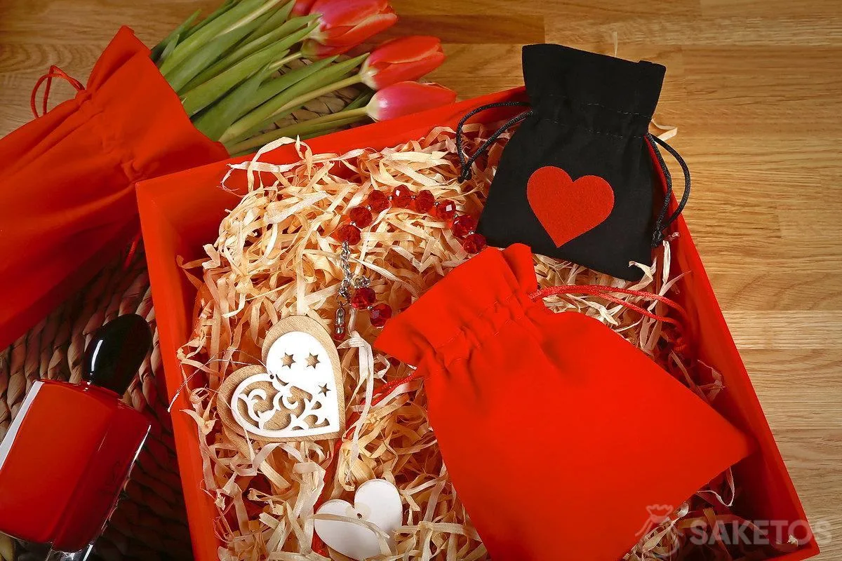 Confezione regalo di San Valentino con bustine in velluto