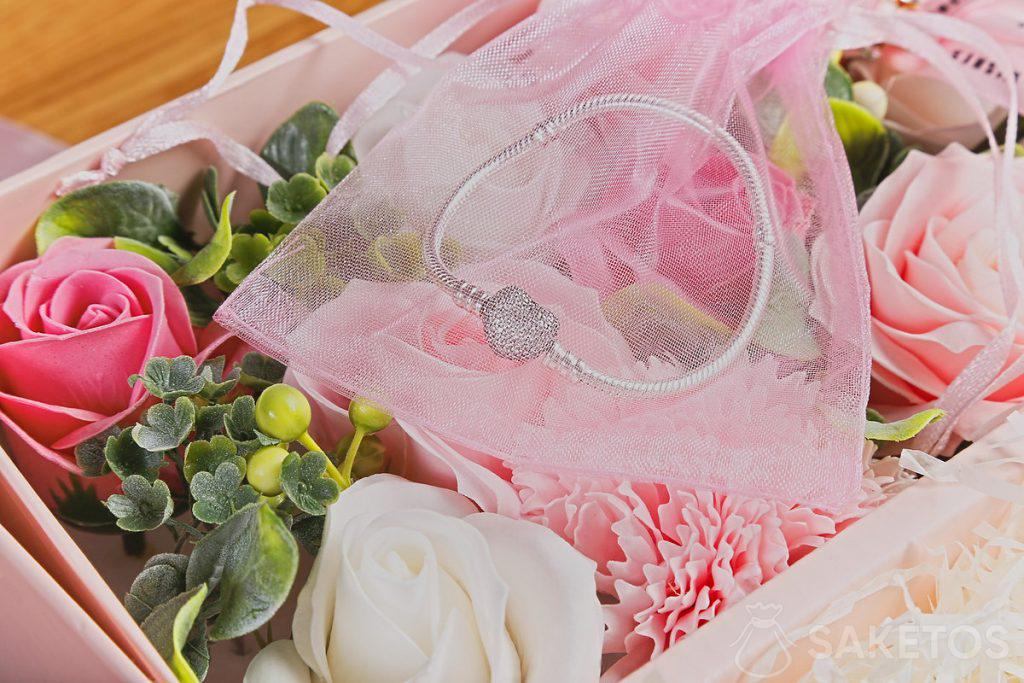 Scatola di fiori di sapone e bracciale in sacchetto d'organza