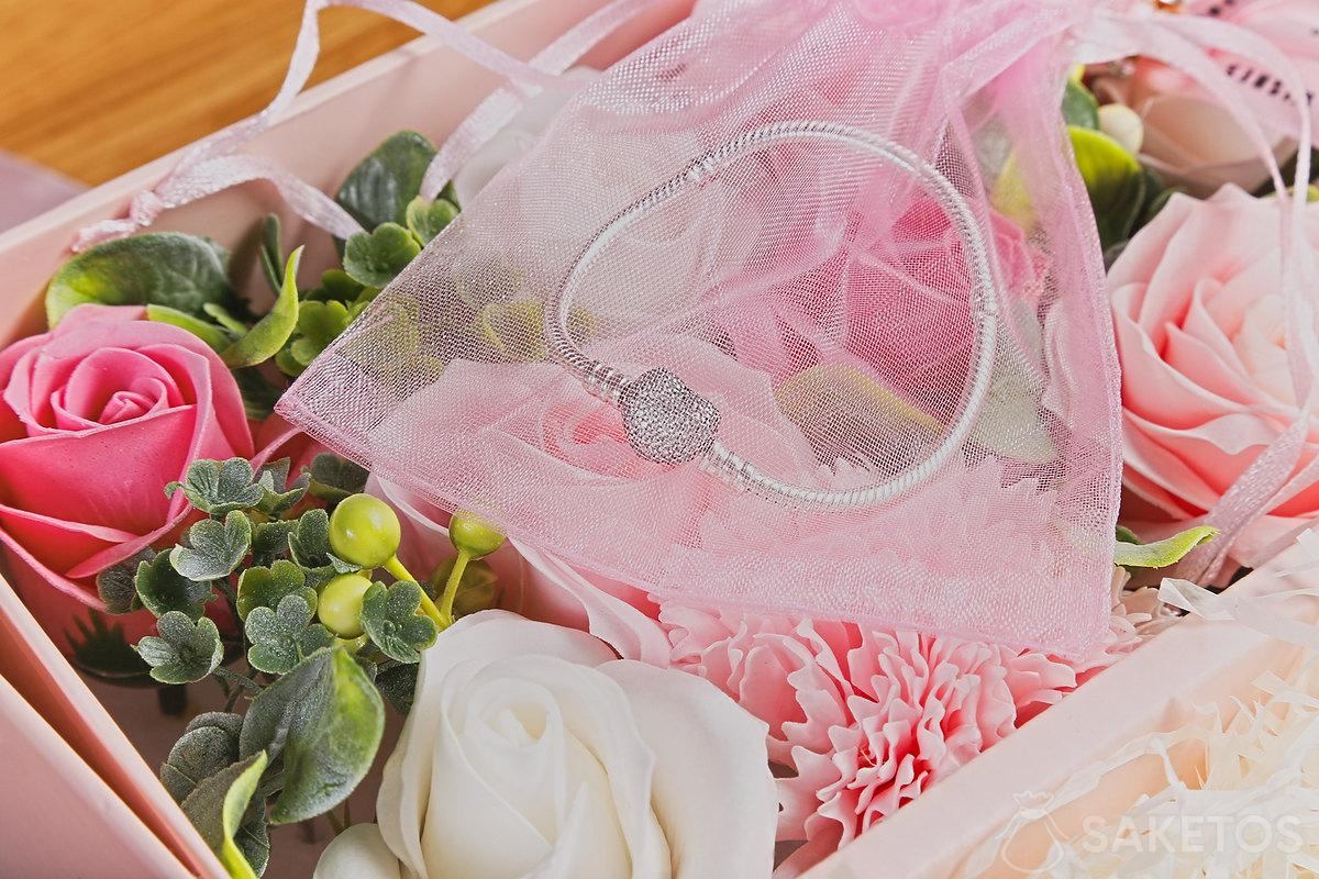 Fioriera di fiori di sapone e braccialetto in un sacchetto di organza
