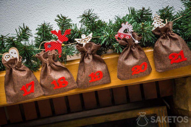 Calendario dell'Avvento con decorazioni natalizie