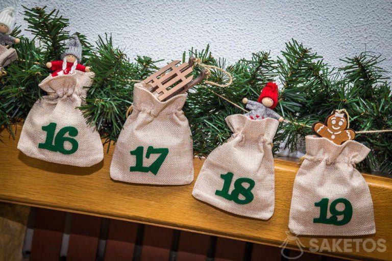 Calendario dell'Avvento con decorazioni per l'albero di Natale
