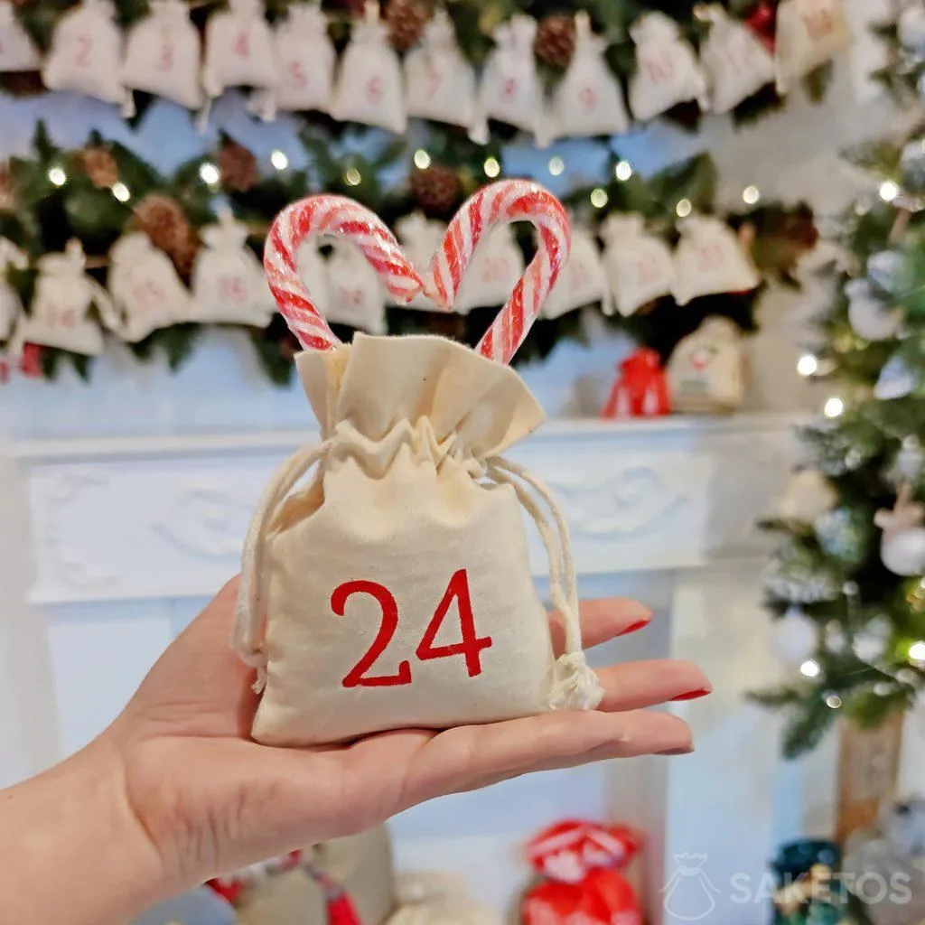Calendario dell'Avvento fatto con sacchetti di stoffa con numeri stampati