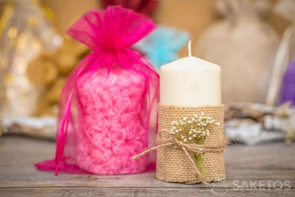 Un sacchetto di organza può diventare un'elegante confezione per candele