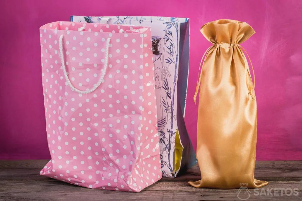 I sacchetti di stoffa sono migliori dei sacchetti regalo di carta