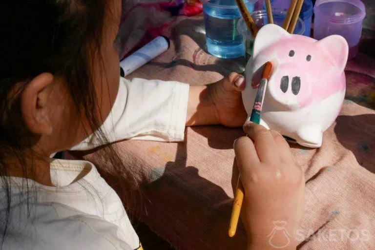 Salvadanaio fai-da-te - per l'autopittura da parte di un bambino