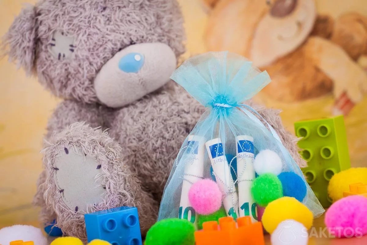 Un orsacchiotto che tiene un sacco di soldi per un bambino