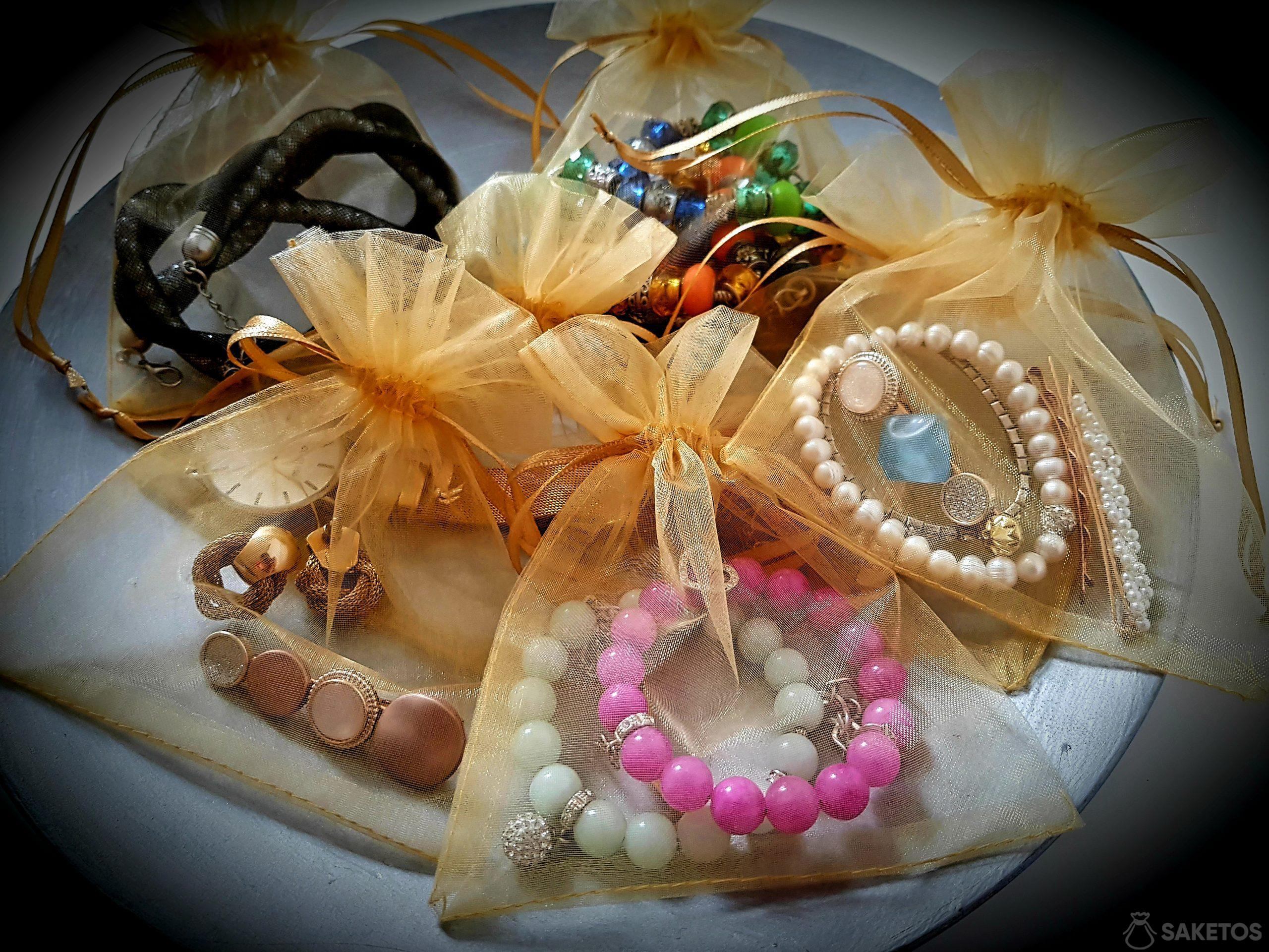 I sacchetti di organza terranno al sicuro i tuoi gioielli durante il viaggio!